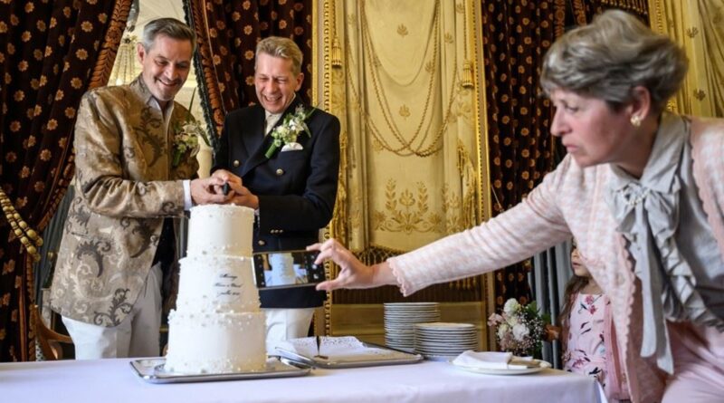 بعد إقرار زواج المثليين… تسجيل أول قران بين رجلين وامرأتين في سويسرا