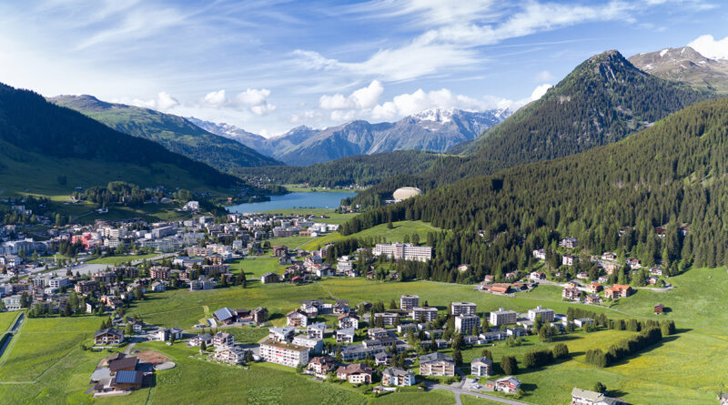 مؤسس المنتدى الاقتصادي العالمي يُصرّ على استمراره في سويسرا