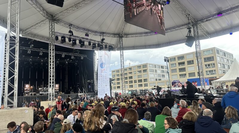 مهرجان الموسيقى الفيدرالي في بيل: انطلاقة رائعة للموكب وحشود غفيرة
